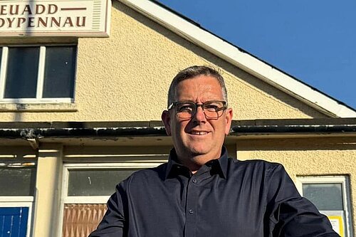Gareth in front of the village hall Gareth in front of the village hall