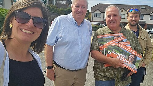 Sandra, Mark ac eraillym Mhenparcau with leaflets Mis Awst ym Mhenparcau