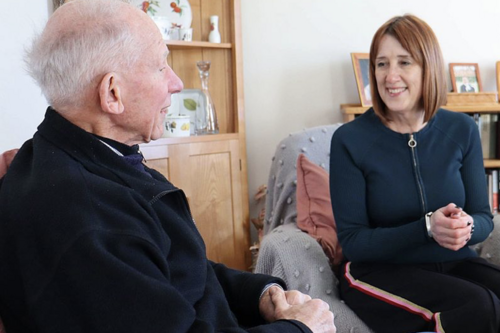[Translate to Welsh:] Jane Dodds listening to an older man